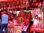 グアダルーペ寺院周辺の露店では、極彩色の宗教グッズが並ぶ。
