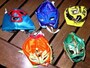 ミニサイズのマスクが付いたキーホルダーはキッチュで人気