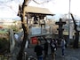 秩父札所17番定林寺の銅鐘を取り囲む聖地巡礼者