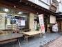 秩父神社の正面で和菓子を販売する八幡屋