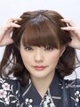 髪全体にヘアワックスを揉み込む