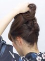 ボリュームをつぶさないように毛束を下ろす