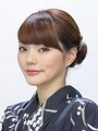 頭の丸みにそうように髪飾りをつけて