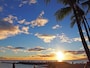 堤防の上でサンセットを待つ人たち。撮影した9月は、西の山側に夕日が沈んでいます