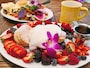 いちごたっぷりのスフレパンケーキ、ベリーベリーパンケーキ（17ドル）