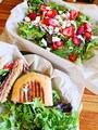 いちごとモッツァレラチーズが入ったナルサラダとロースとビーフのサンドイッチ