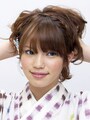 後ろの髪を手でほぐす