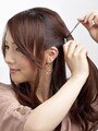耳より上だと華やかに。下だと落ち着いた印象に。