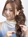 逆毛を立てた後ハードスプレーをすることで、柔らかいカールの質感を固定できる