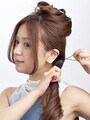 襟足がたるまないように手グシでしっかり整えてからゴムで結ぶ