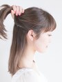 耳が出るように髪を分けとる