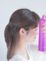 スプレーで表面の髪をキープ