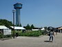 世界の蓮園の先に見える古代蓮会館