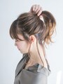 毛束を高い位置で結び直す