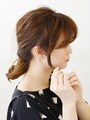 サイドの髪をねじり結び目にピンで固定【伸ばしかけミディアムの簡単シニヨン】