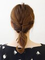 ひとつ結びの毛先をゴムで結ぶ【伸ばしかけミディアムの簡単シニヨン】