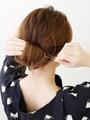 巻きあげた髪の内側が見えないように固定【伸ばしかけミディアムの簡単シニヨン】