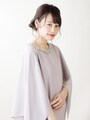 胸元のビジューが華やかなワンピース
