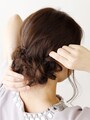 くるりんぱした毛束に、左右の三つ編みを巻きつける