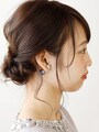 もみあげの毛を半分に分けて耳にかける