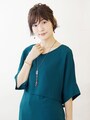 深いグリーンのドレスで大人クールに