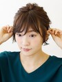 もみあげの毛を残して耳にかける