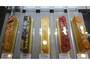 「リベルターブル」のショーケースに並ぶ個性に富んだケイク類