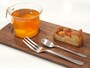 kiのために作られたイチゴとバナナのパウンドケーキ。自家製はっさくシロップを使ったはっさくティーとともに