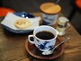 カップも砂糖壺も往時の青蛾で使われていたもの