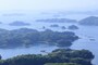 小さな島々が海に浮かぶ、神秘的な光景が広がる