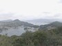 展海峰から望む佐世保市街中心部と佐世保港。半島の細い陸地の向こうに港が見える不思議な風景です（2012年3月撮影）