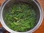 こしあぶら(濾油/コシアブラ)をゆでている画像