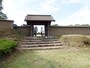三の曲輪に復元された四脚門
