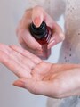 ヘアオイルを手の平に出す