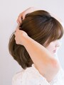 ヘアオイルを髪につける