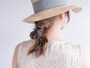 麦わら帽子に似合う簡単ヘアアレンジ