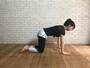肩の下に手首、股関節の下に膝をつきます