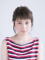 無造作な後れ毛でひっつめ髪に見せない！