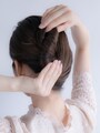 折り返した毛先を内側に入れ込む