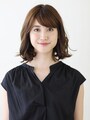 顔まわりにレイヤーが入ったロブヘア
