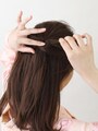 毛束を引き出し、結び目を隠すようにピン留め