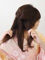 ハチから耳下の髪を2つに分ける