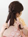 2つ目のくるりんぱを作ったら、残りの髪も左右に分ける