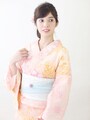 淡いピンクの浴衣でフェミニンに
