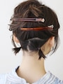 髪色に近いヘアゴムで2か所結び、ショートヘア向け夜会巻きの土台を作る