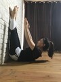 みぞおちから上半身を折りたたむように