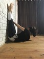 右にねじる際は左の肩甲骨が床から離れるように