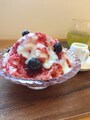 別添えの練乳をかけるとさらに甘くまろやかに。お好みでどうぞ。