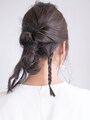 耳下を2つに分けて三つ編みを作る