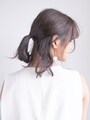 耳から上の髪をひとつに結ぶ
